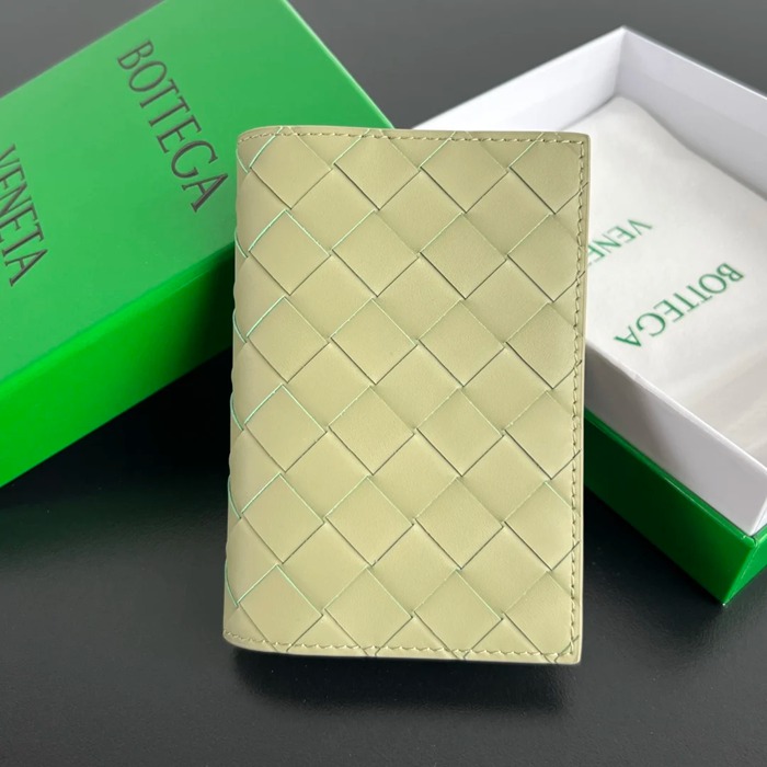 BOTTEGA VENETA BV 607482 新作パスポートケース 編み牛皮 13.3x9.5cm サイズ:13.3x9.5cm