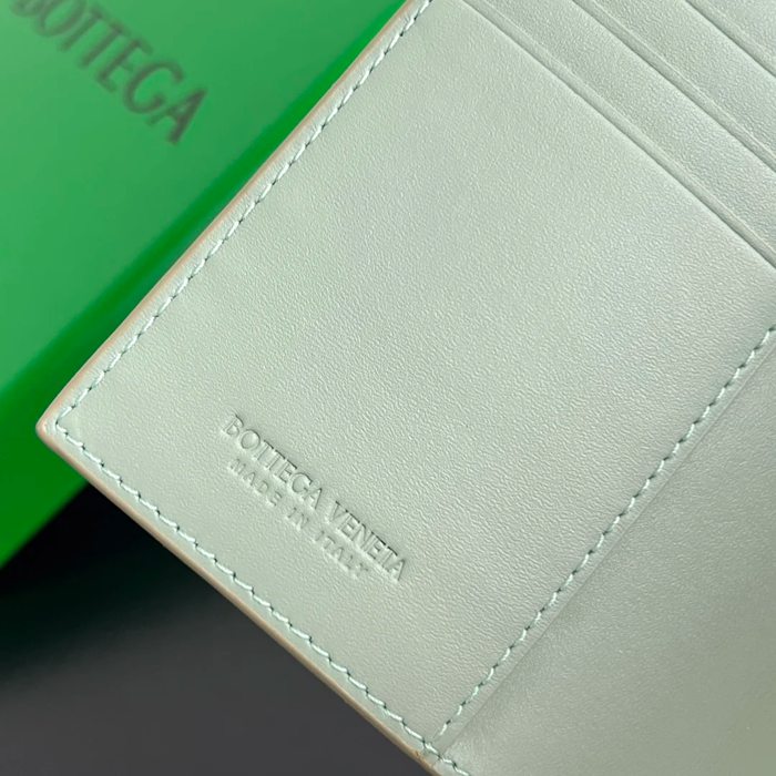BOTTEGA VENETA BV 607482 新作パスポートケース 編み牛皮 13.3x9.5cm サイズ:13.3x9.5cm