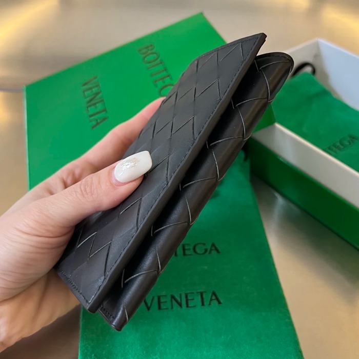 BOTTEGA VENETA BV 629679 新作パッチワークパスポートケース 編み牛皮 13.3x9.5cm サイズ:13.3x9.5cm