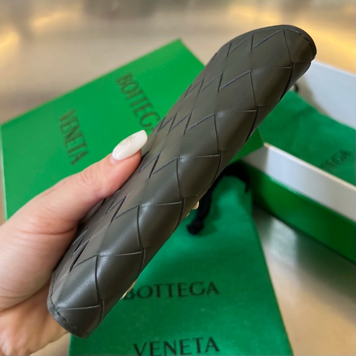 BOTTEGA VENETA BV 629679 新作パッチワークパスポートケース 編み牛皮 13.3x9.5cm サイズ:13.3x9.5cm
