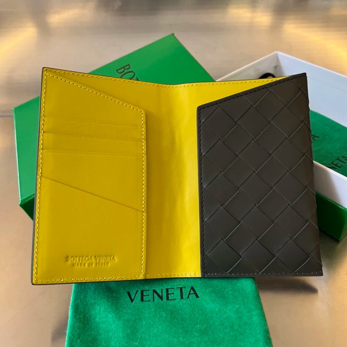BOTTEGA VENETA BV 629679 新作パッチワークパスポートケース 編み牛皮 13.3x9.5cm サイズ:13.3x9.5cm
