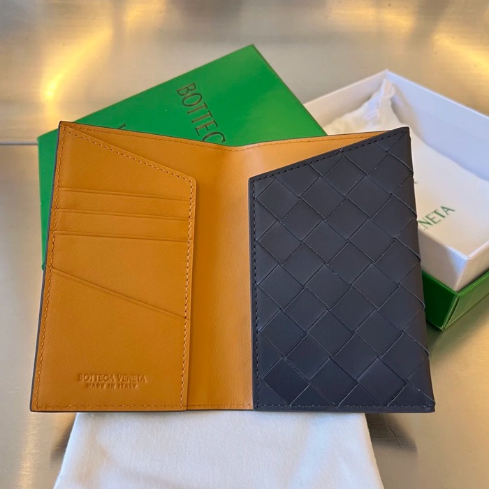 BOTTEGA VENETA BV 629679 新作パッチワークパスポートケース 編み牛皮 13.3x9.5cm サイズ:13.3x9.5cm