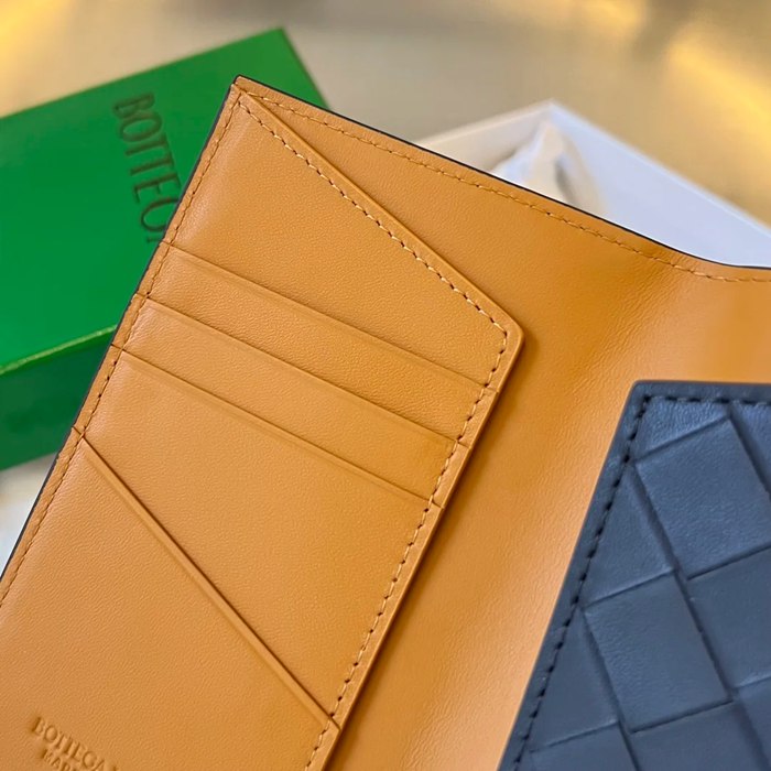 BOTTEGA VENETA BV 629679 新作パッチワークパスポートケース 編み牛皮 13.3x9.5cm サイズ:13.3x9.5cm