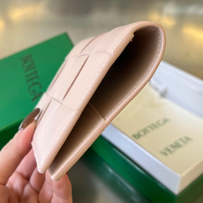 BOTTEGA VENETA BV 777046 カセット パスポートケース 編み羊皮 13.6x10.5cm サイズ:13.6x10.5cm