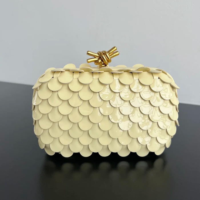 BOTTEGA VENETA BV 795095 コント 花びらイブニングバッグ 羊皮 19x11.5cm サイズ:19x11.5cm BOTTEGA VENETA BV 795095 コント 花びらイブニングバッグ 羊皮 19x11.5cm サイズ:19x11.5cm