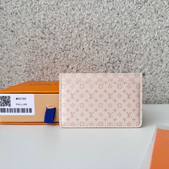 LOUIS VUITTON M25750 カードケース LVロマンスシリーズ サイズ:11x7x0.5cm LOUIS VUITTON M25750 カードケース LVロマンスシリーズ サイズ:11x7x0.5cm