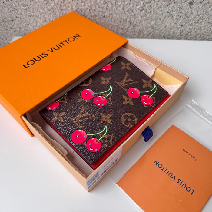 LOUIS VUITTON M13424 パスポートケース 村上隆コラボ サイズ:10x14x2.5cm