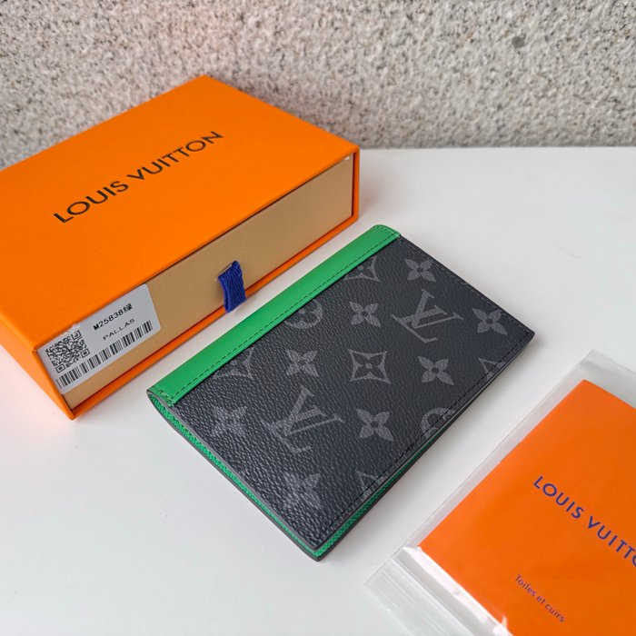 LOUIS VUITTON M25838 パスポートケース モノグラムエクリプス×グリーン サイズ:10x14x2.5cm