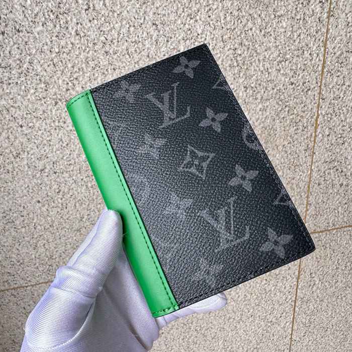 LOUIS VUITTON M25838 パスポートケース モノグラムエクリプス×グリーン サイズ:10x14x2.5cm