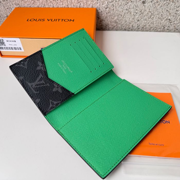 LOUIS VUITTON M25838 パスポートケース モノグラムエクリプス×グリーン サイズ:10x14x2.5cm