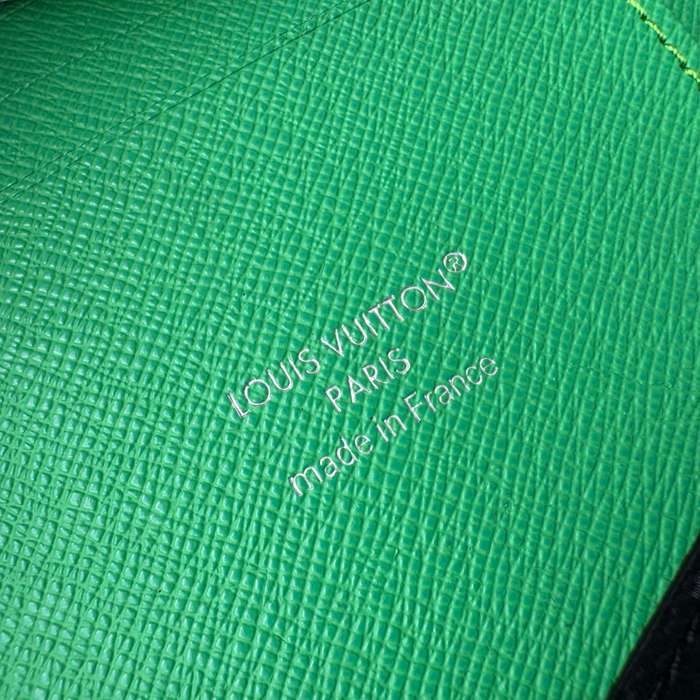 LOUIS VUITTON M25838 パスポートケース モノグラムエクリプス×グリーン サイズ:10x14x2.5cm