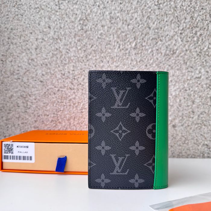 LOUIS VUITTON M25838 パスポートケース モノグラムエクリプス×グリーン サイズ:10x14x2.5cm