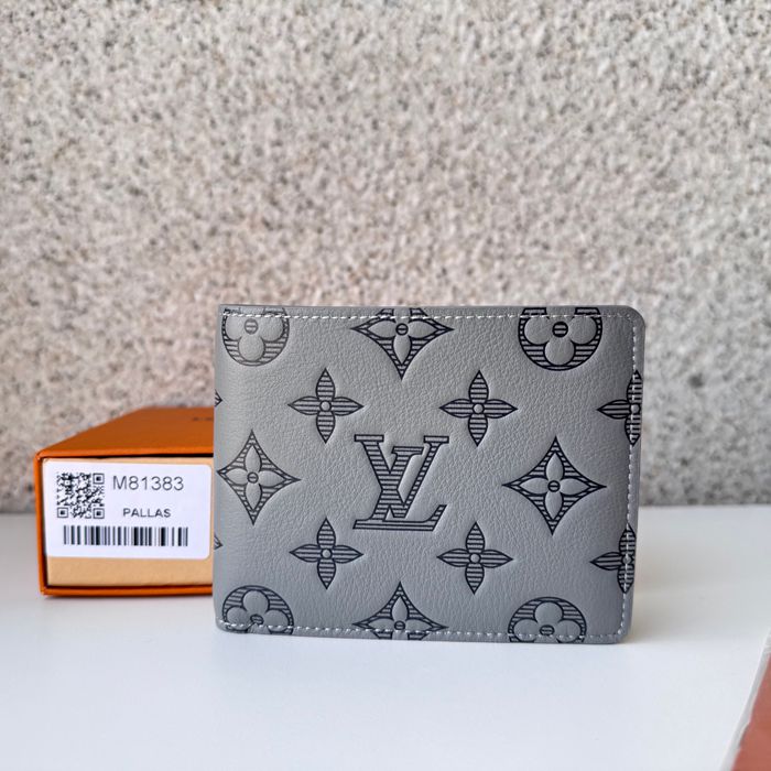 LOUIS VUITTON M81383 マルチプル短財布 モノグラムシャドウ グレー サイズ:11.5x9x1.5cm LOUIS VUITTON M81383 マルチプル短財布 モノグラムシャドウ グレー サイズ:11.5x9x1.5cm