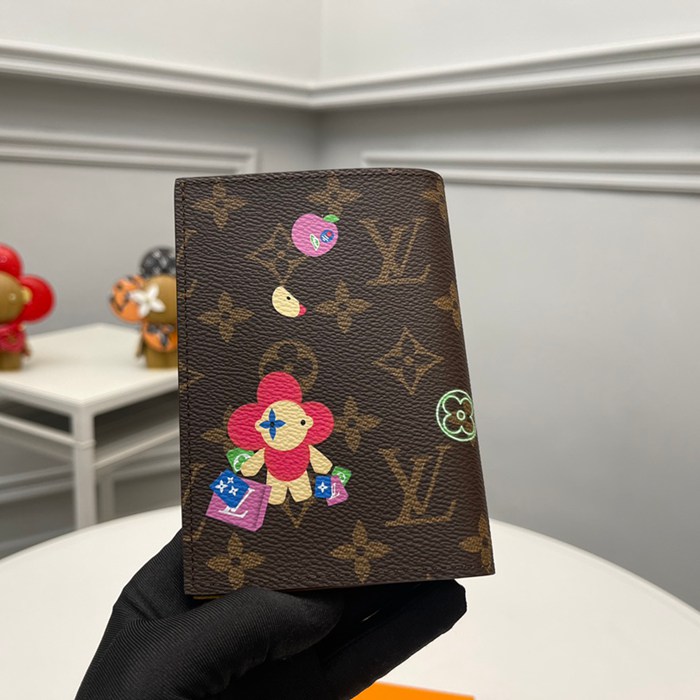 LOUIS VUITTON M12221 パスポートケース 雪秀シリーズ ヴィヴィエンヌ サイズ:14x10x2.5cm