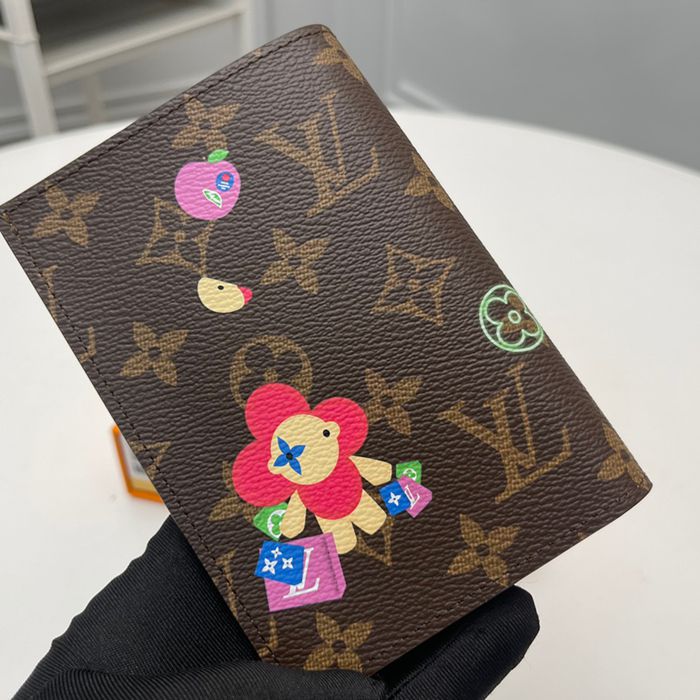LOUIS VUITTON M12221 パスポートケース 雪秀シリーズ ヴィヴィエンヌ サイズ:14x10x2.5cm