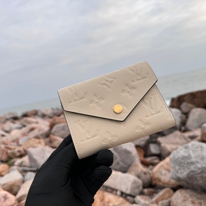 LOUIS VUITTON M82334 ヴィクトリーヌ財布 モノグラムアンプラント ホワイト サイズ:12x9.5x1.5cm