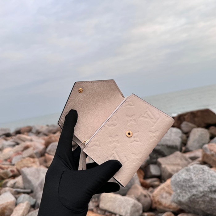 LOUIS VUITTON M82334 ヴィクトリーヌ財布 モノグラムアンプラント ホワイト サイズ:12x9.5x1.5cm