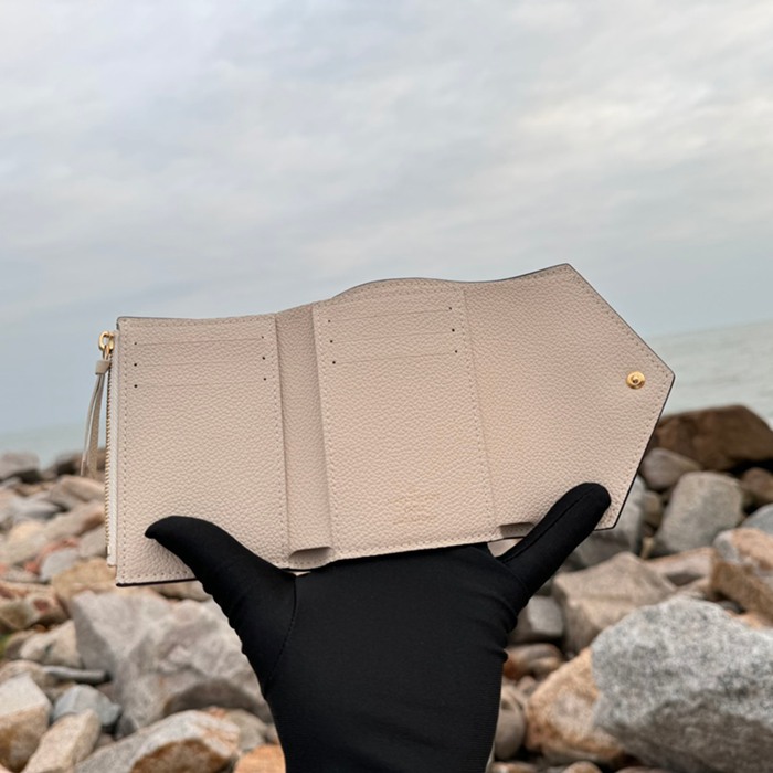 LOUIS VUITTON M82334 ヴィクトリーヌ財布 モノグラムアンプラント ホワイト サイズ:12x9.5x1.5cm