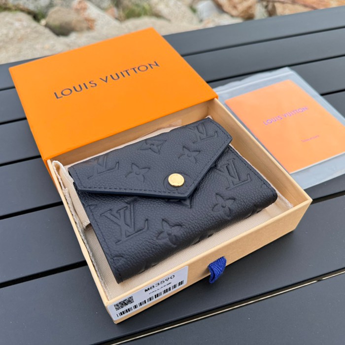 LOUIS VUITTON M83590 ヴィクトリーヌ財布 モノグラムアンプラント ブルー サイズ:12x9.5x1.5cm LOUIS VUITTON M83590 ヴィクトリーヌ財布 モノグラムアンプラント ブルー サイズ:12x9.5x1.5cm