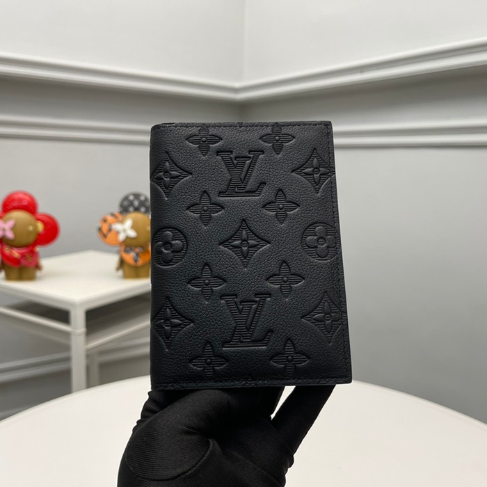 LOUIS VUITTON M13187 パスポートケース モノグラムシャドウ サイズ:10x14x2.5cm LOUIS VUITTON M13187 パスポートケース モノグラムシャドウ サイズ:10x14x2.5cm