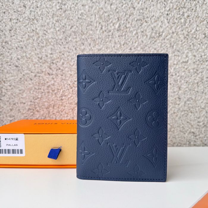 LOUIS VUITTON M14792 パスポートケース モノグラムシャドウ ブルー サイズ:10x14x2.5cm LOUIS VUITTON M14792 パスポートケース モノグラムシャドウ ブルー サイズ:10x14x2.5cm