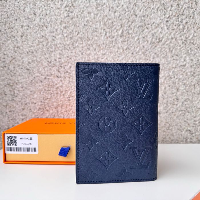 LOUIS VUITTON M14792 パスポートケース モノグラムシャドウ ブルー サイズ:10x14x2.5cm